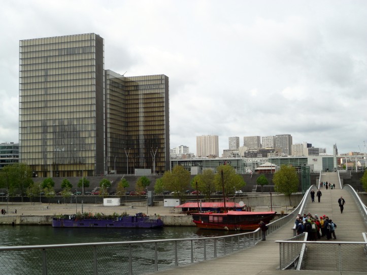 Prédios da Biblioteca François Mitterand (à esquerda) e a ponte Simone de Beauvoir