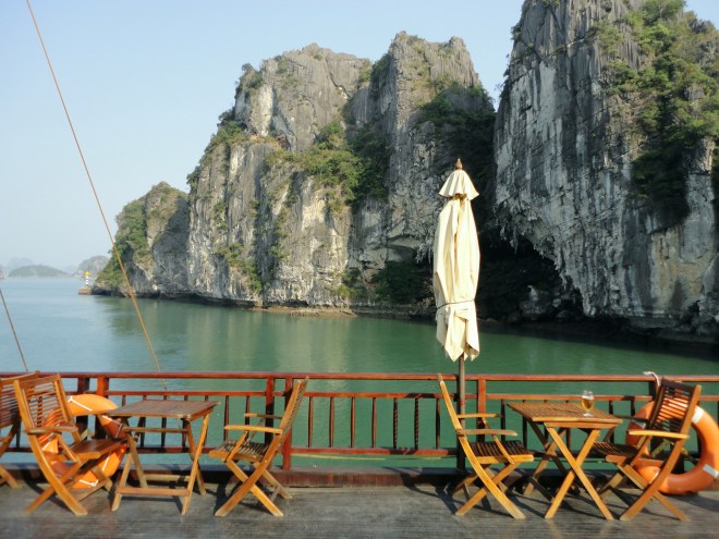 Deque do Halong Jasmine, um dos barcos de cruzeiro na Baía de Halong, no Vietnã