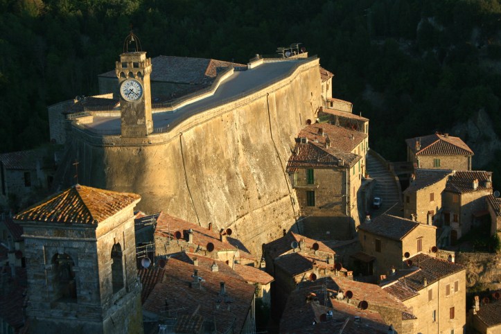 O vilarejo de Sorano, visto do alto da fortaleza