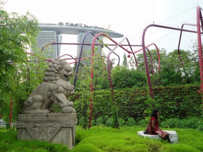 Marina Bay Sands visto de um jardim no Gardens by the Bay