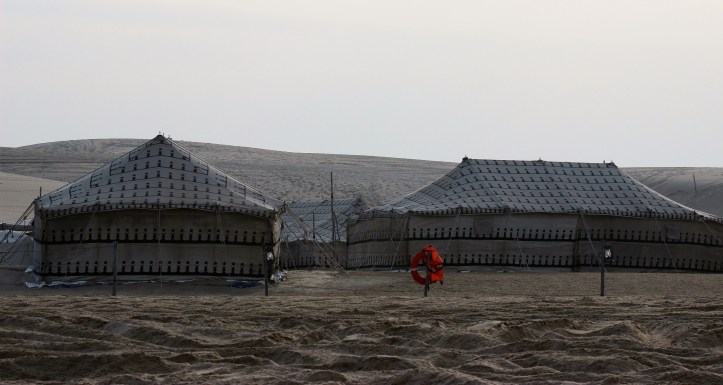 Acampamento nas areias do deserto do Qatar