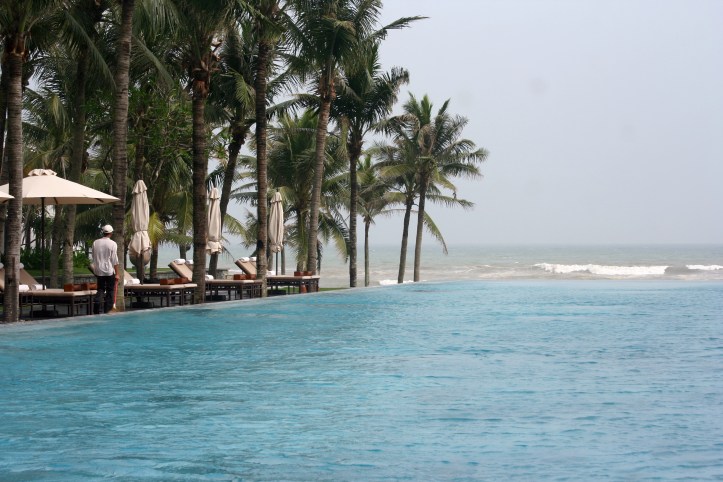 Uma das três piscinas de borda infinita