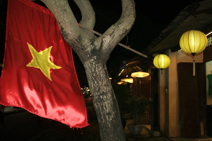 Bandeira do Vietnã no Centro de Hoi An
