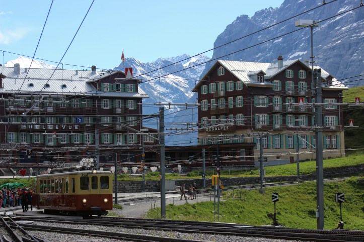 Estação de trem em vilarejo alpino