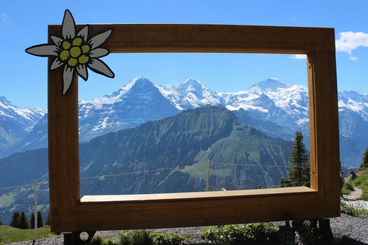 Moldura: as montanhas Eiger, Mönch e Jungfrau