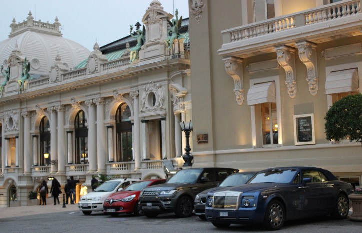 Carros de luxo na frente do Cassino