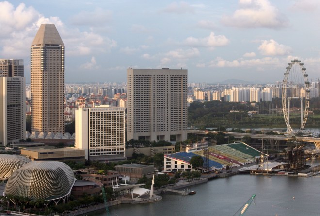 Parte das arquibancadas do GP de Fórmula-1 e a roda-gigante Singapore Flyer