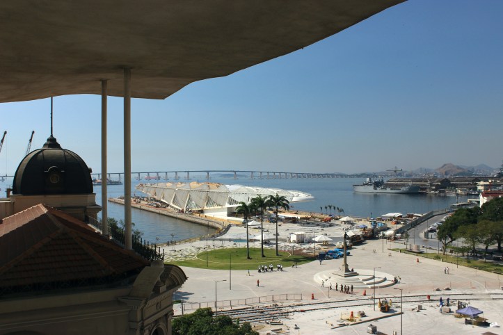 O Museu do Amanhã e a Ponte Rio-Niterói vistos do terraço do MAR