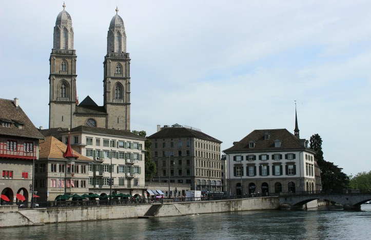 As torres da Grossmünster e o Rio Limmat