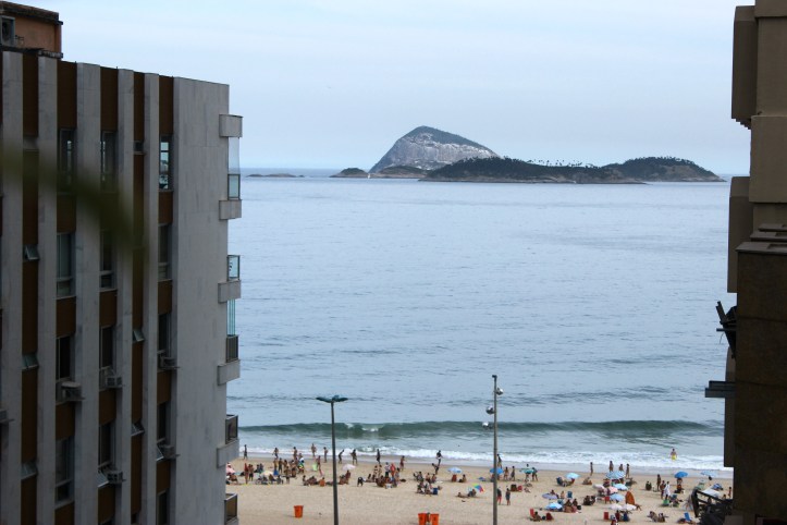 As Ilhas Cagarras vistas de uma das suítes do Ipanema Inn