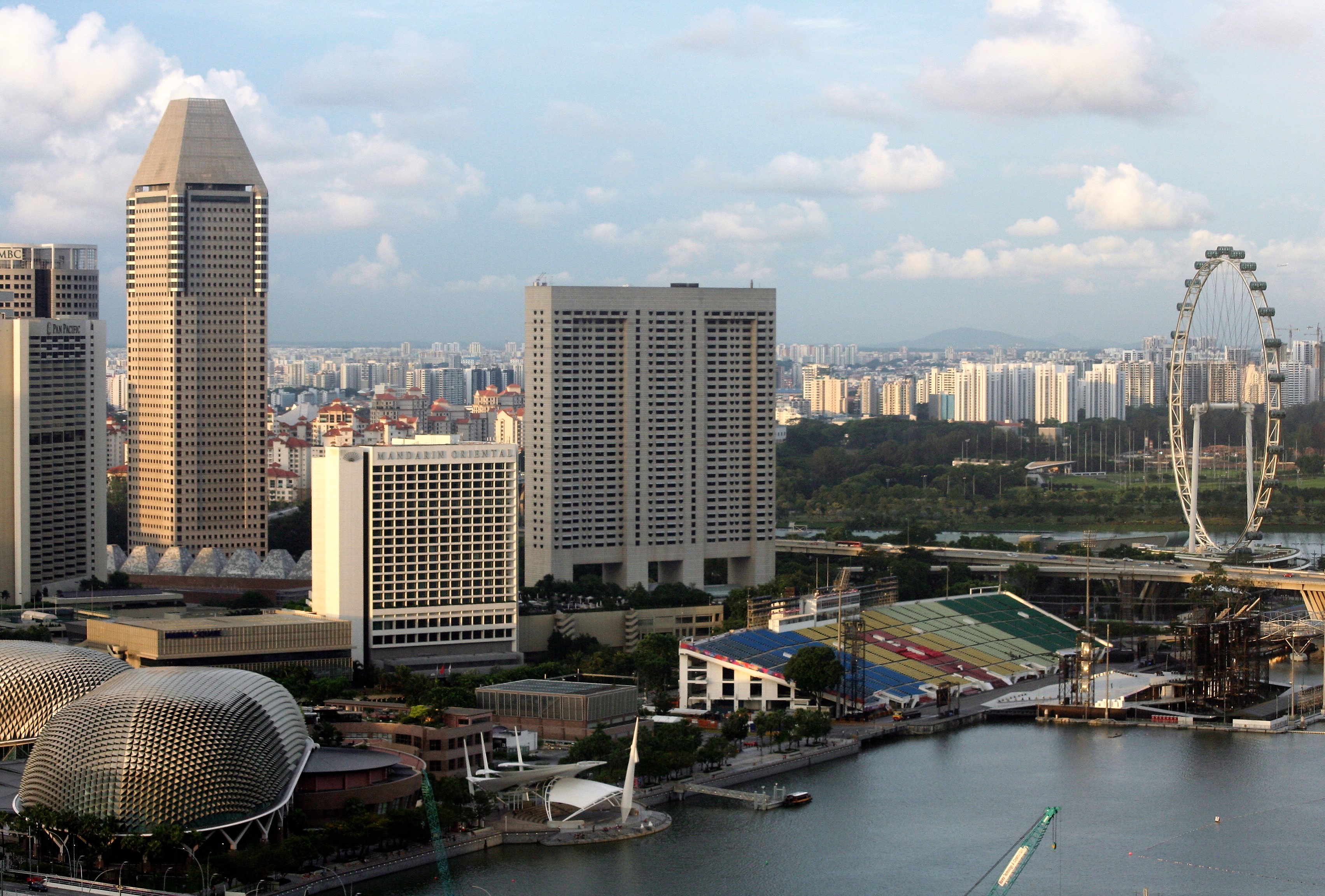 Os teatros da Esplanada (à esquerda), arquibancadas do GP de F1 e a roda-gigante Singapore Flyer